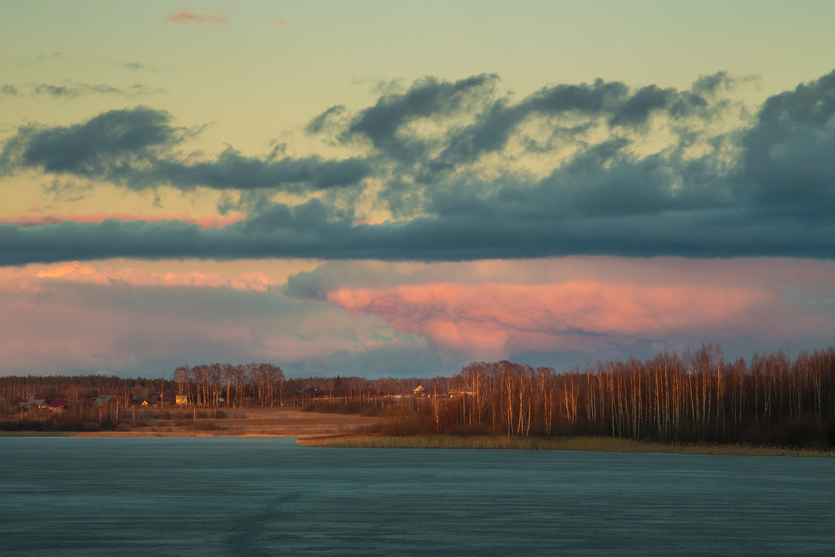 В лучах заката.
