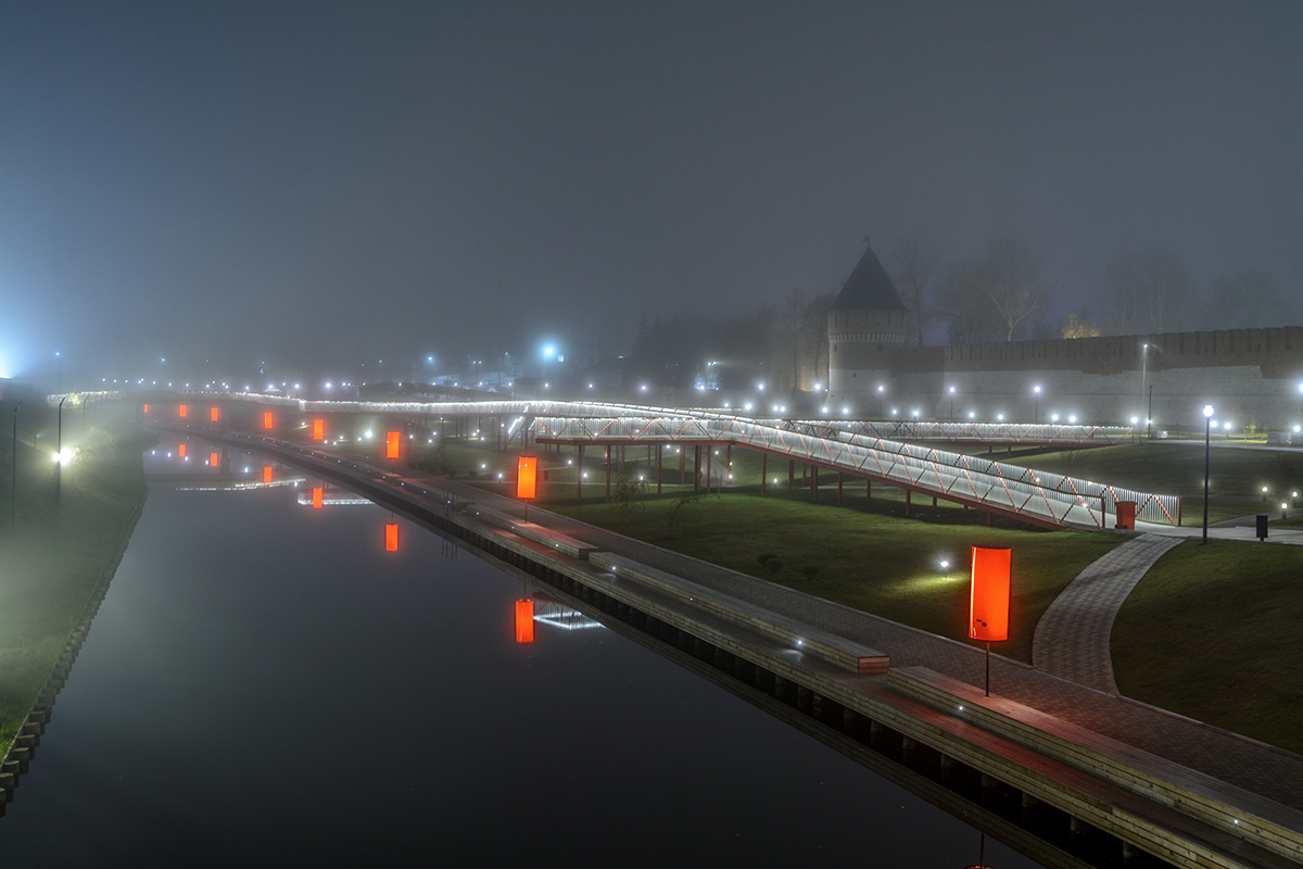 В ночном городе.