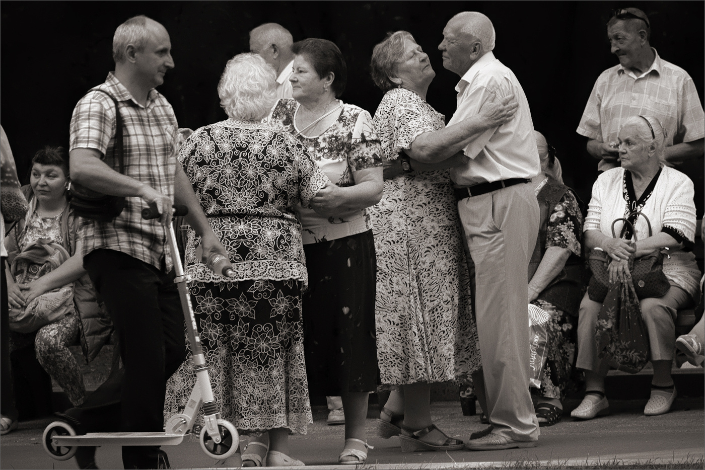 Танцы на бульваре. Танго.