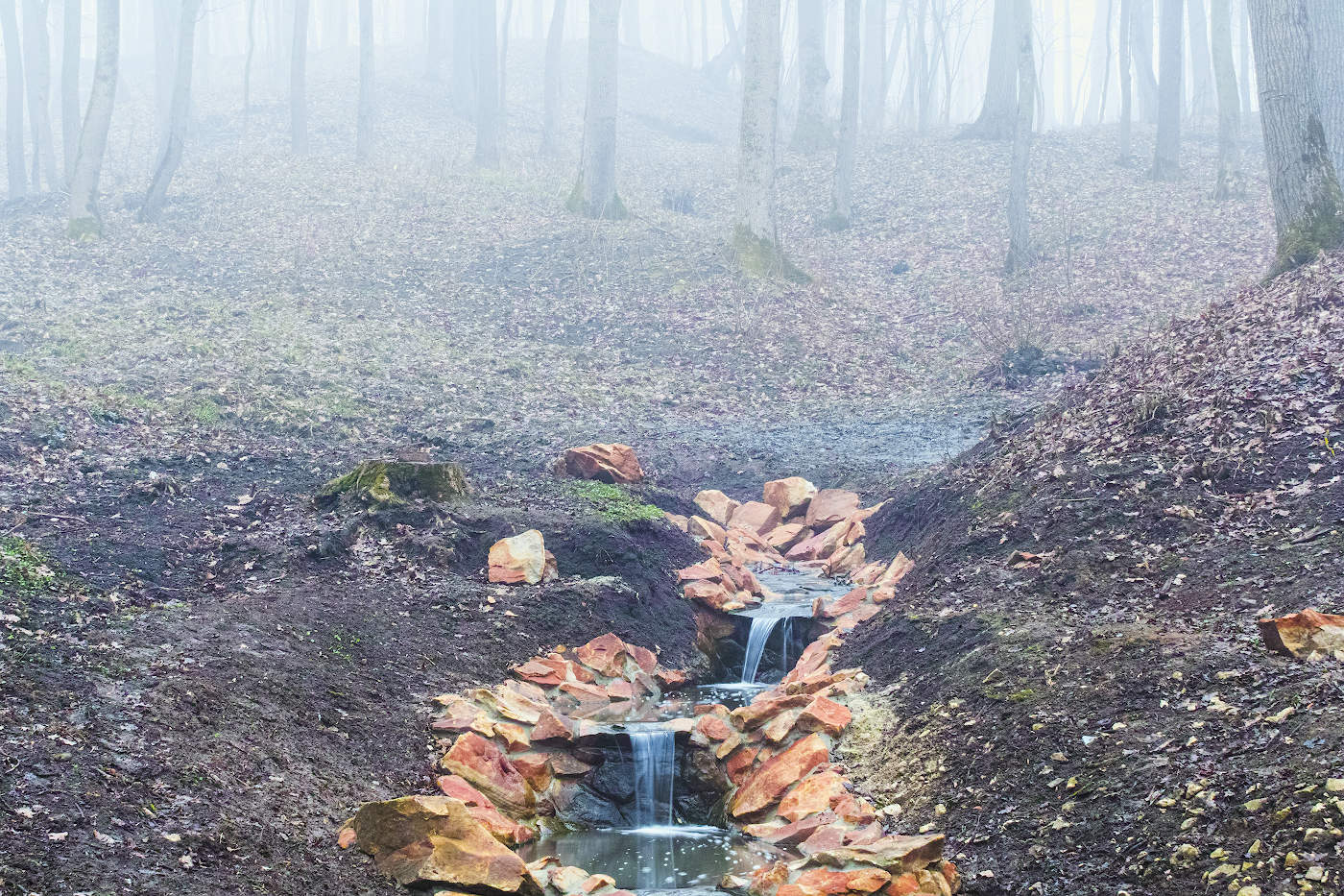 Бежит в тумане ручеёк