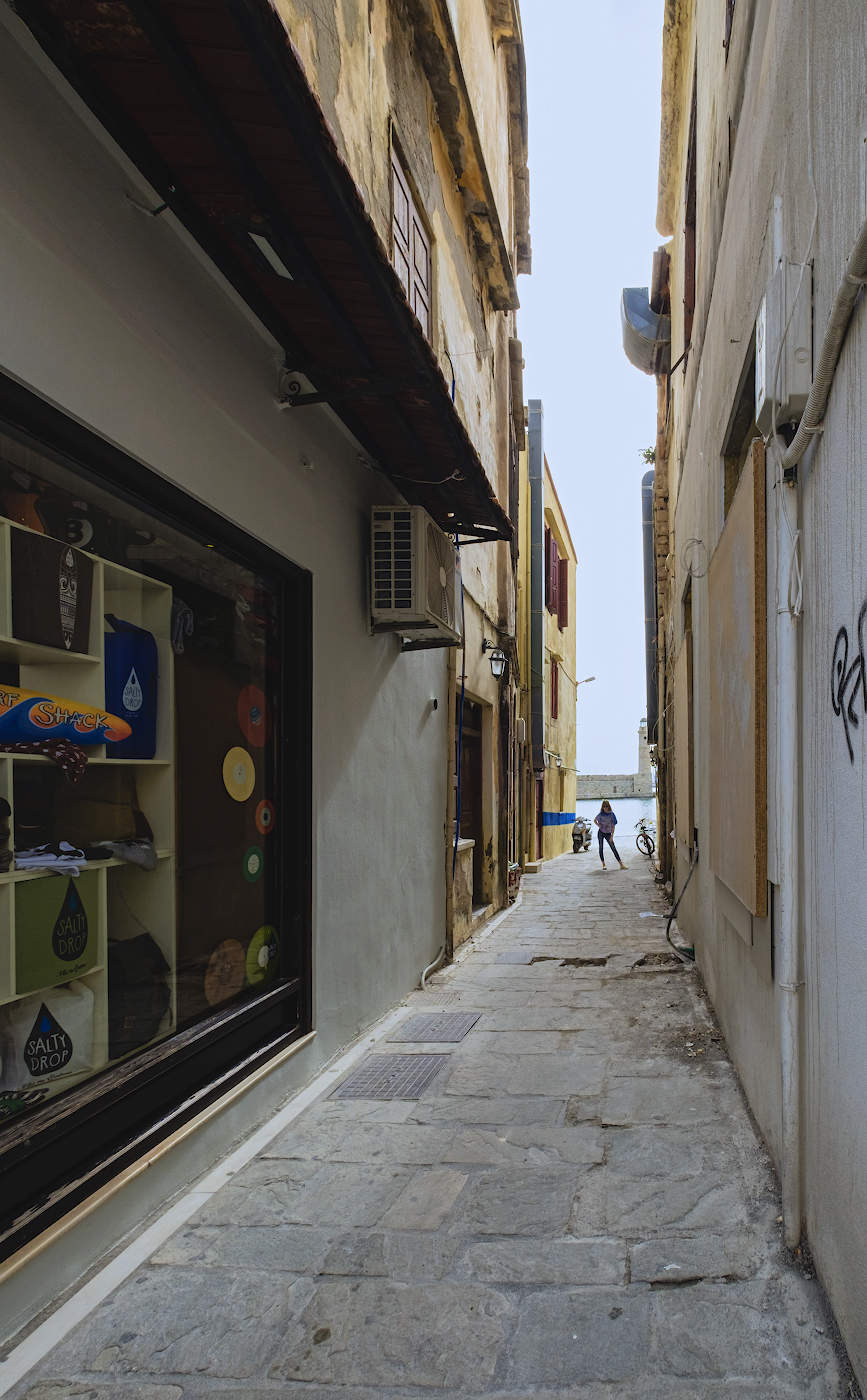 "А я иду такая вся в Дольче Габбана"...