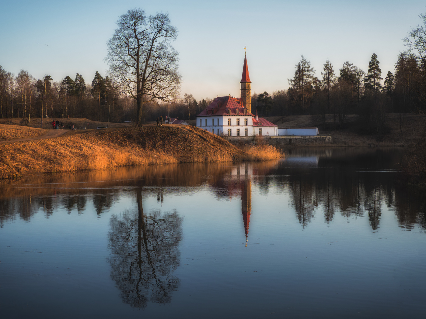 March evening on the lake. Gatchina.
