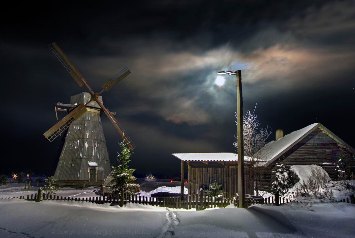 Лунный-фонарь над мельницей