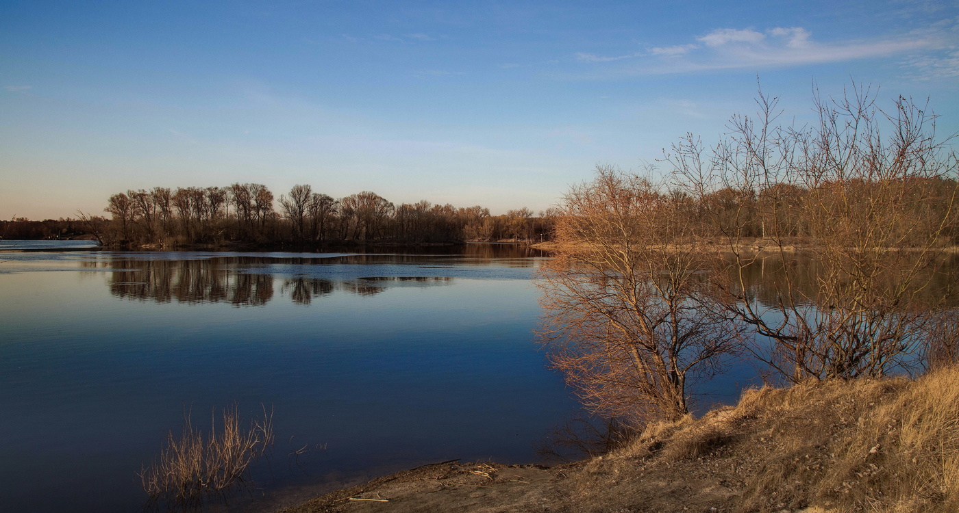 Быстрые воды весенней реки...