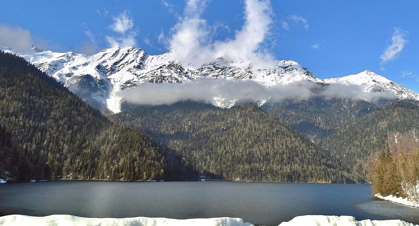 Облака над весенним озером Рица