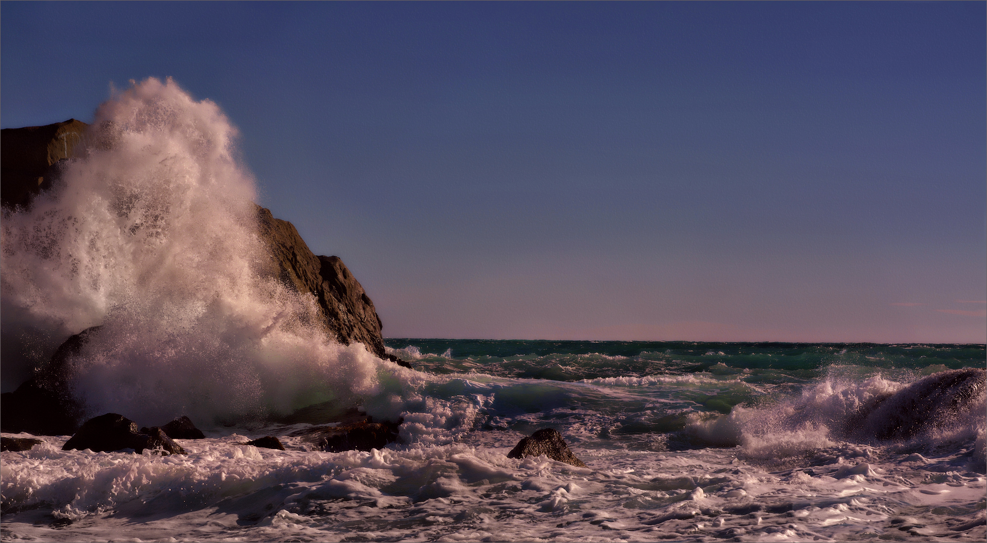 Море волнуется.