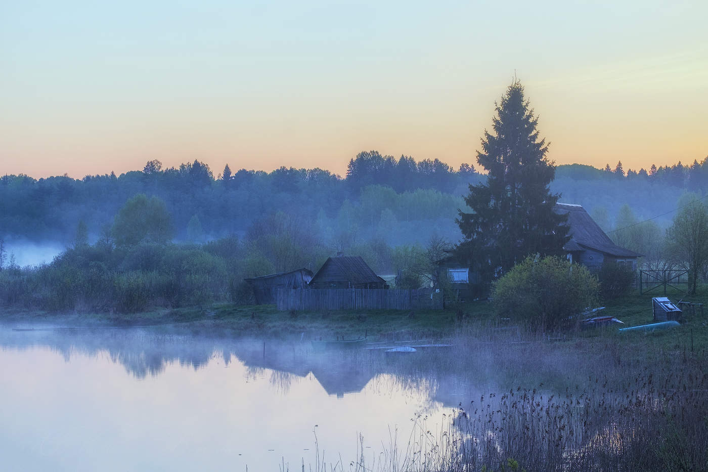 Деревня у синего озера