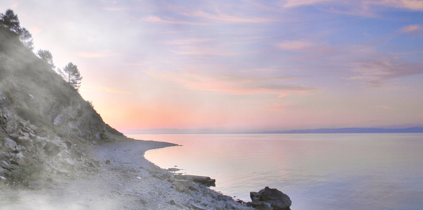 Туман сползает с гор в воды Байкала