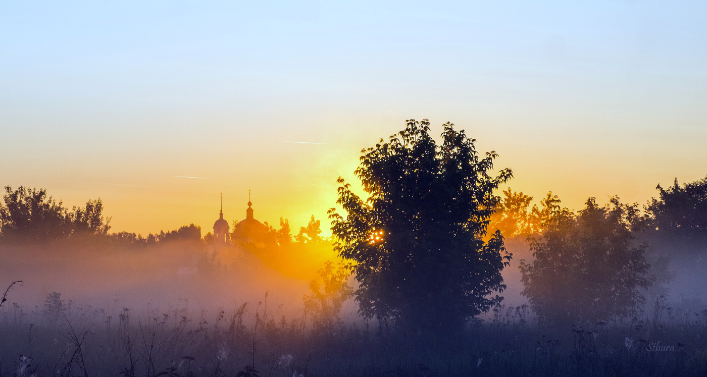 На рассвете.