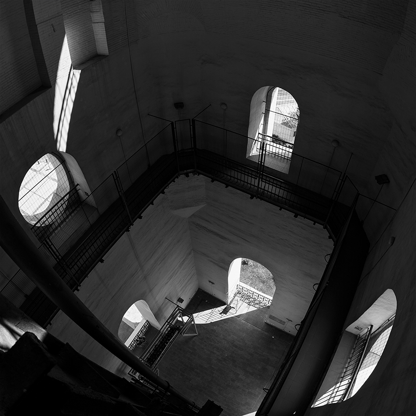 Этюд окон и света в колокольне