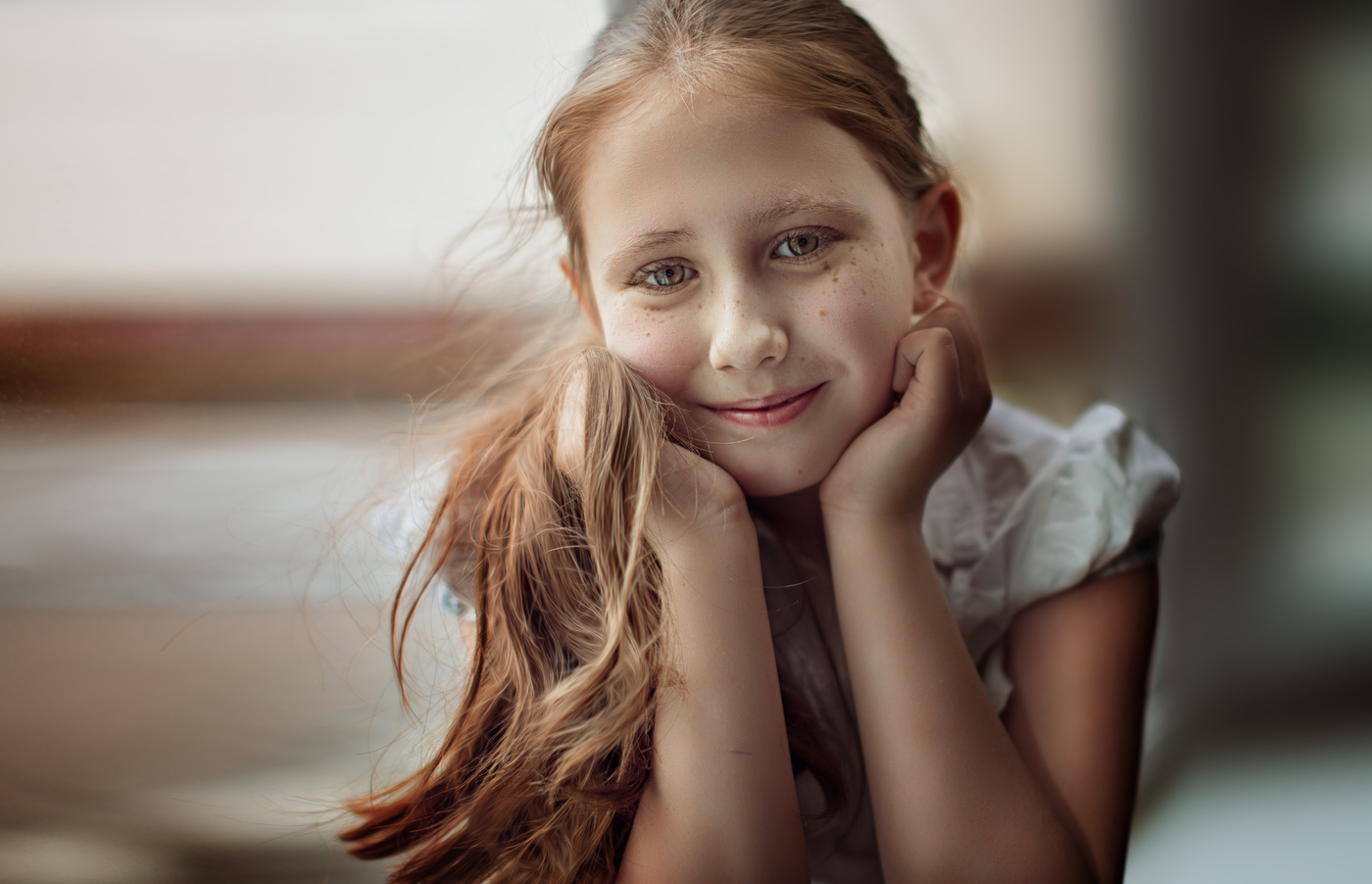 Девочка у окна...