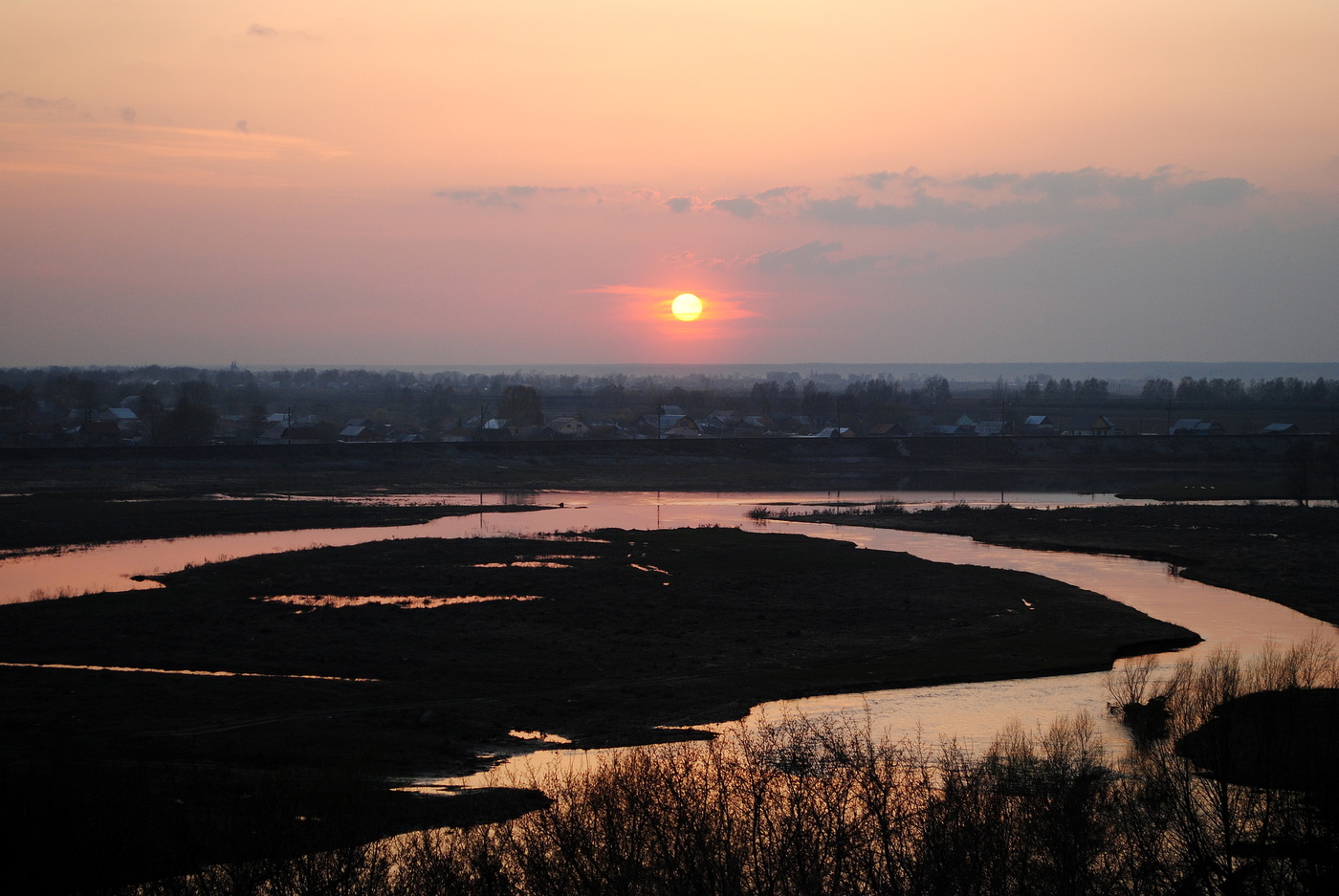 ...лежит подусталый и талый апрель.