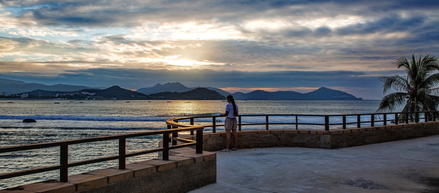 Уж рассвет,и утро улыбается...