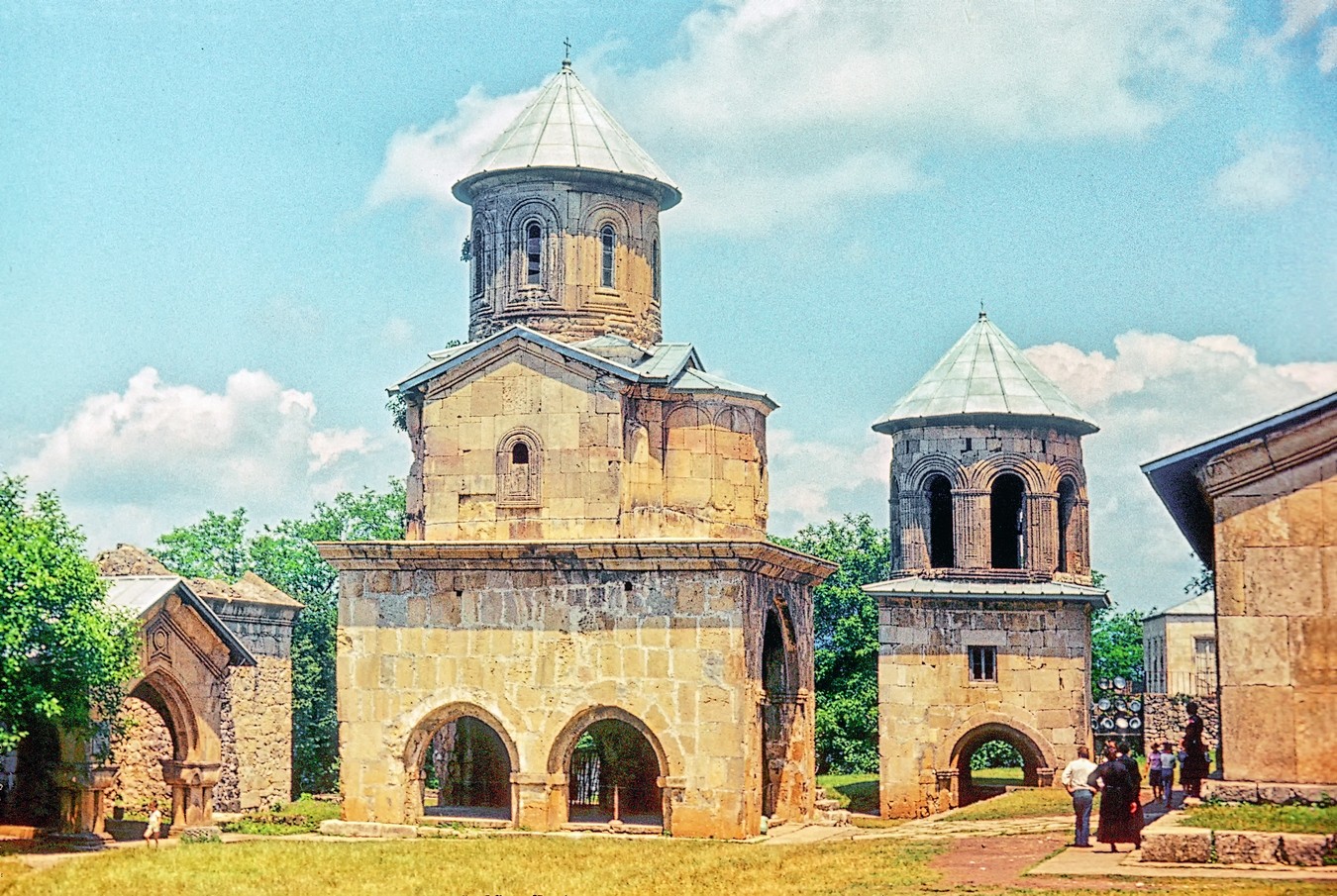 Никольская церковь с колокольней.