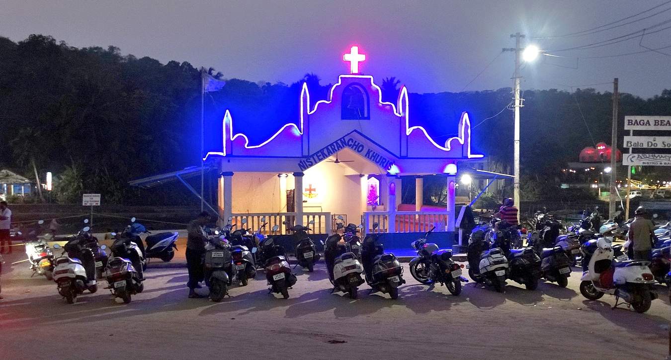 Мотобайки ожидают прихожан со службы