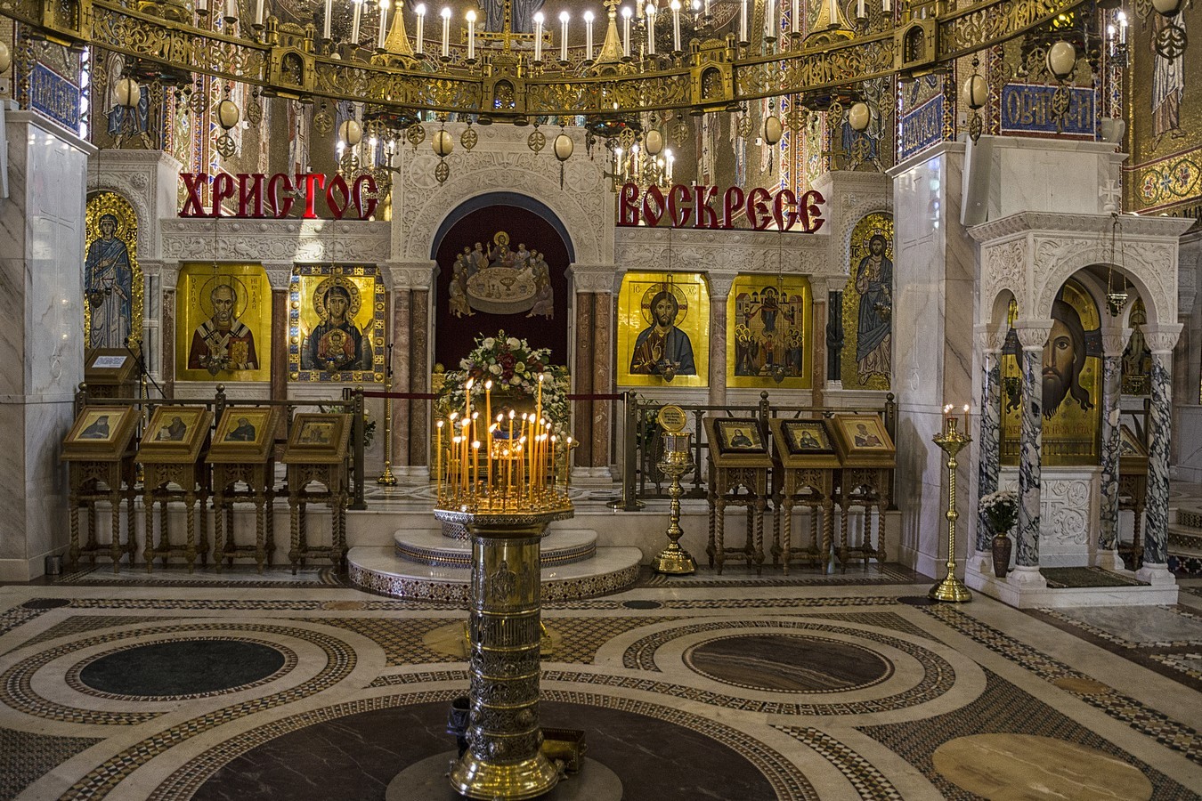 В пустом храме.