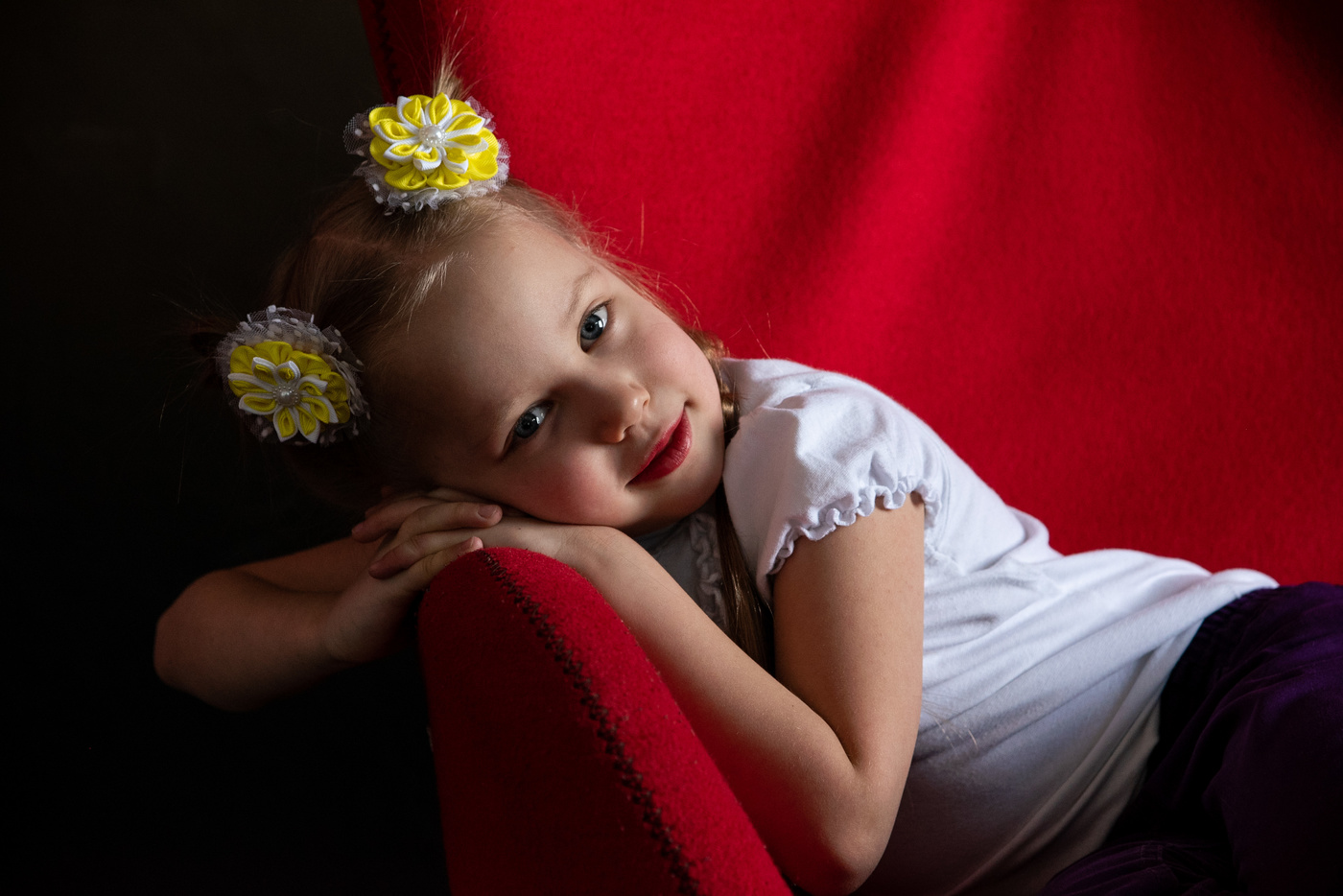 Девочка в белой блузке