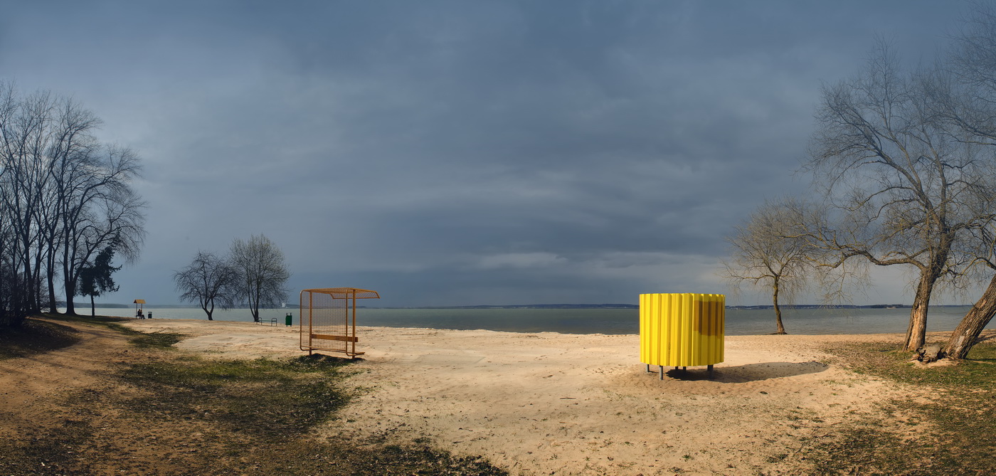 Весна, ещё пустынен пляж...