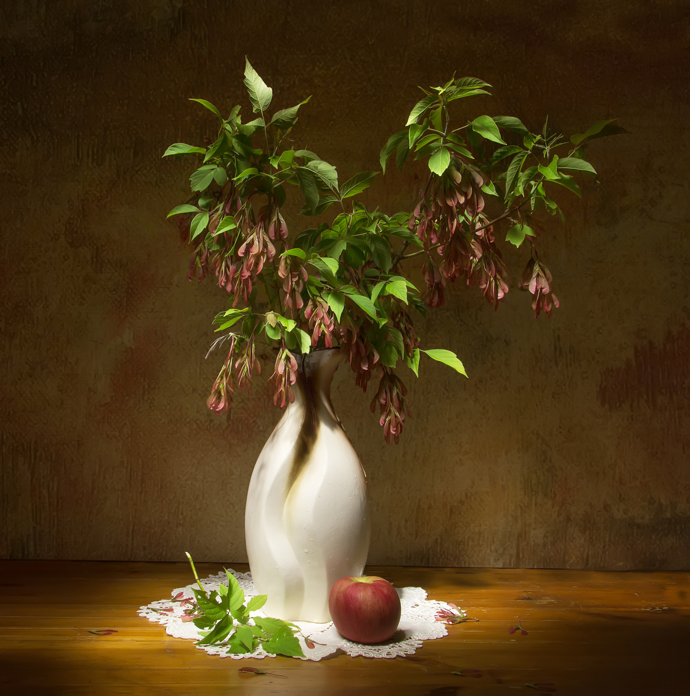 С яблочком...