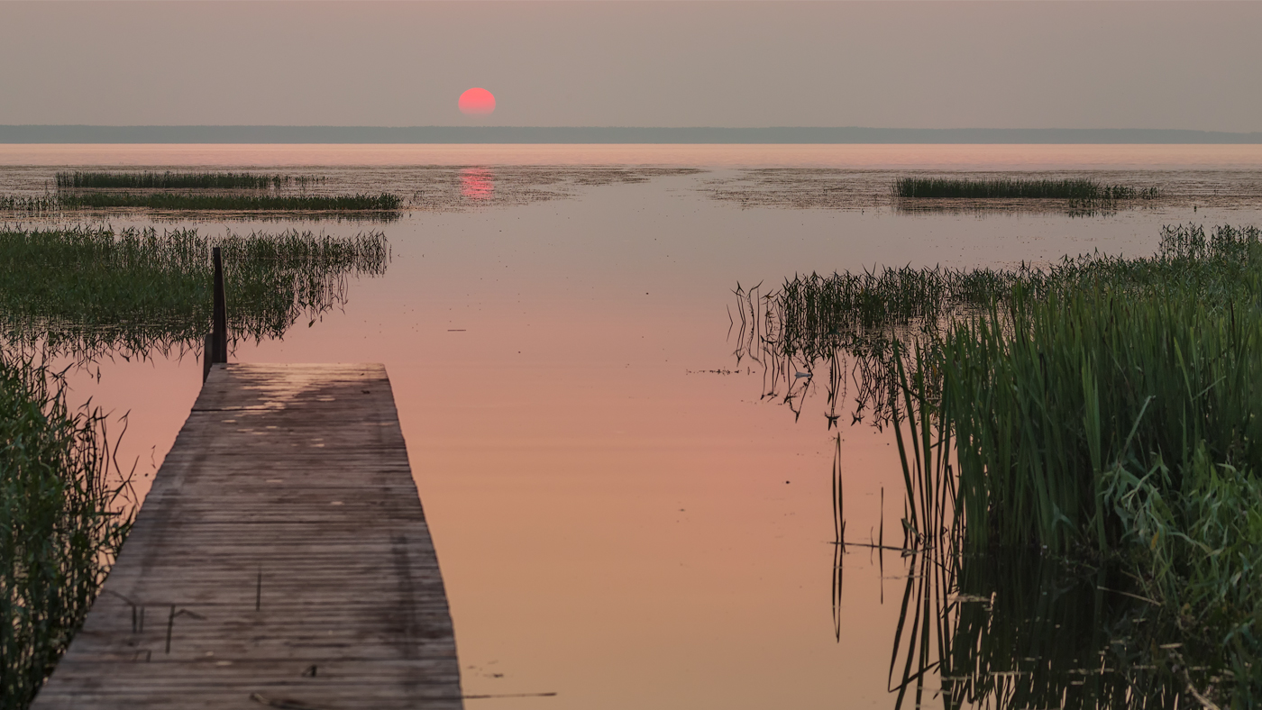 Утомленное солнце нежно с морем прощалось...