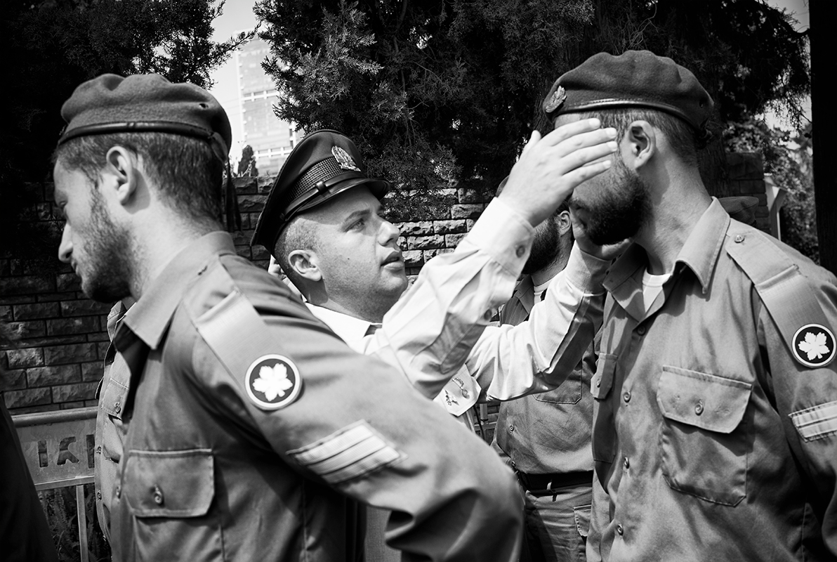 Дай, поправлю на тебе берет