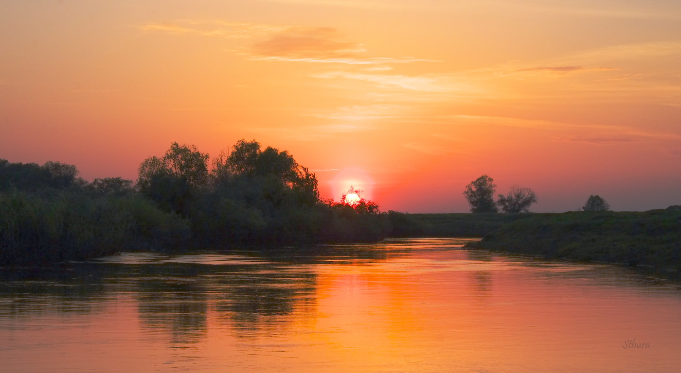 По реке плывёт закат.