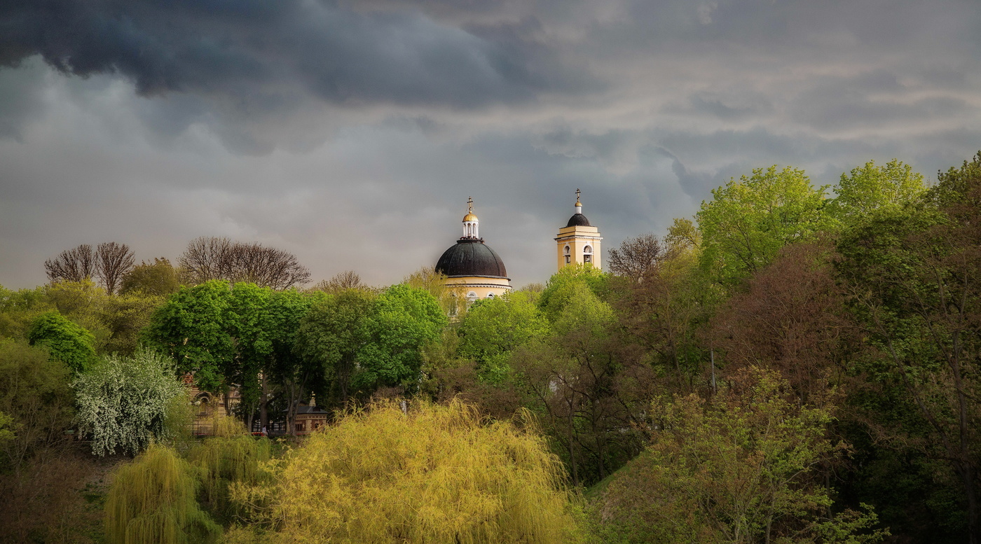 Небо в волнении, тучи всё ниже...