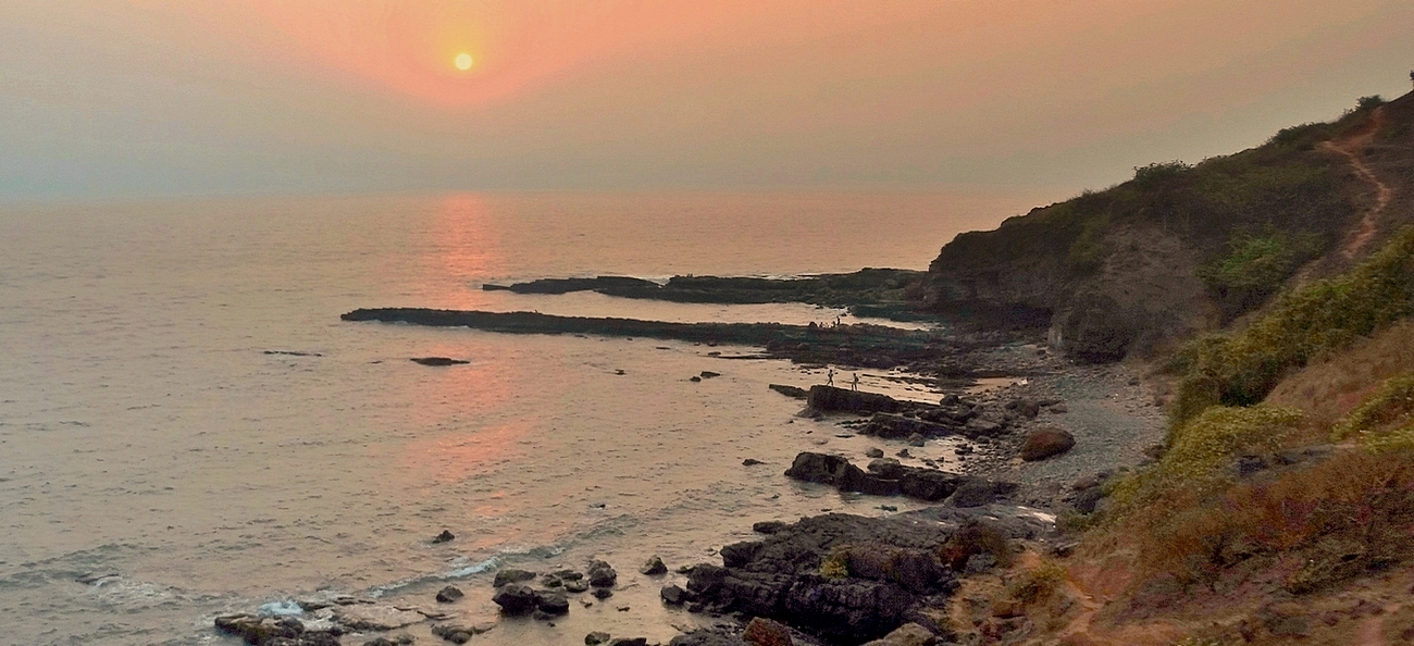 Любуясь морским закатом