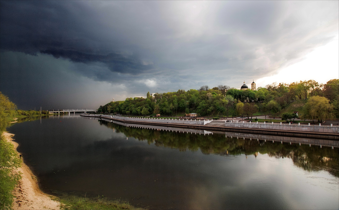 Немые грозы с вихрем шли...