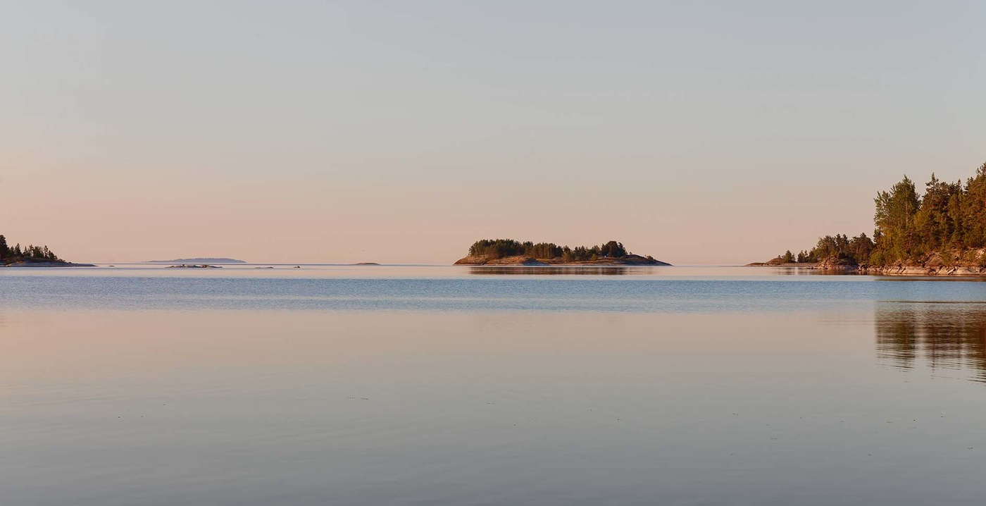 И вода как мёртвая не дышит...