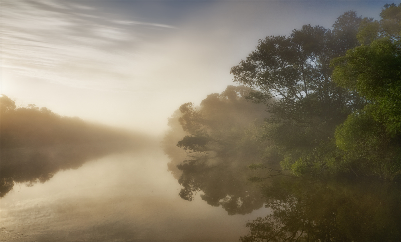Свесились туманы над рекой.