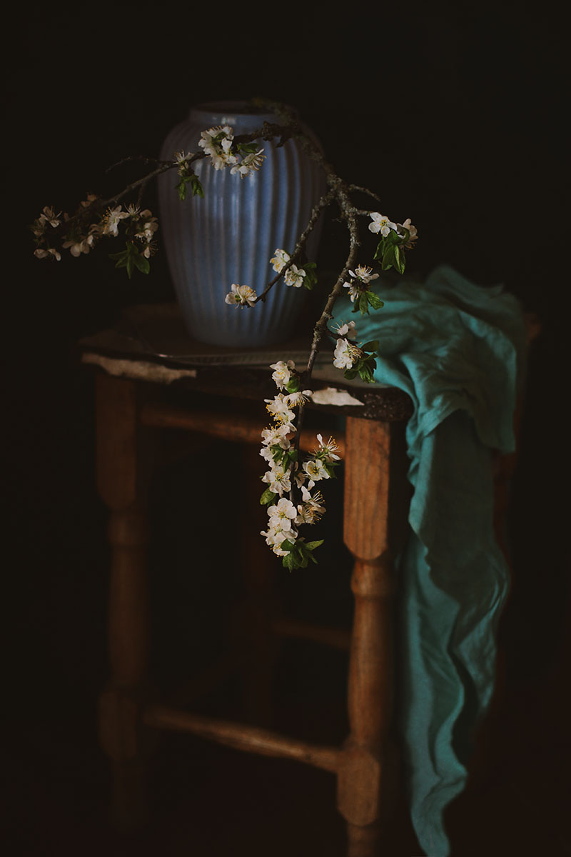 С голубой вазой