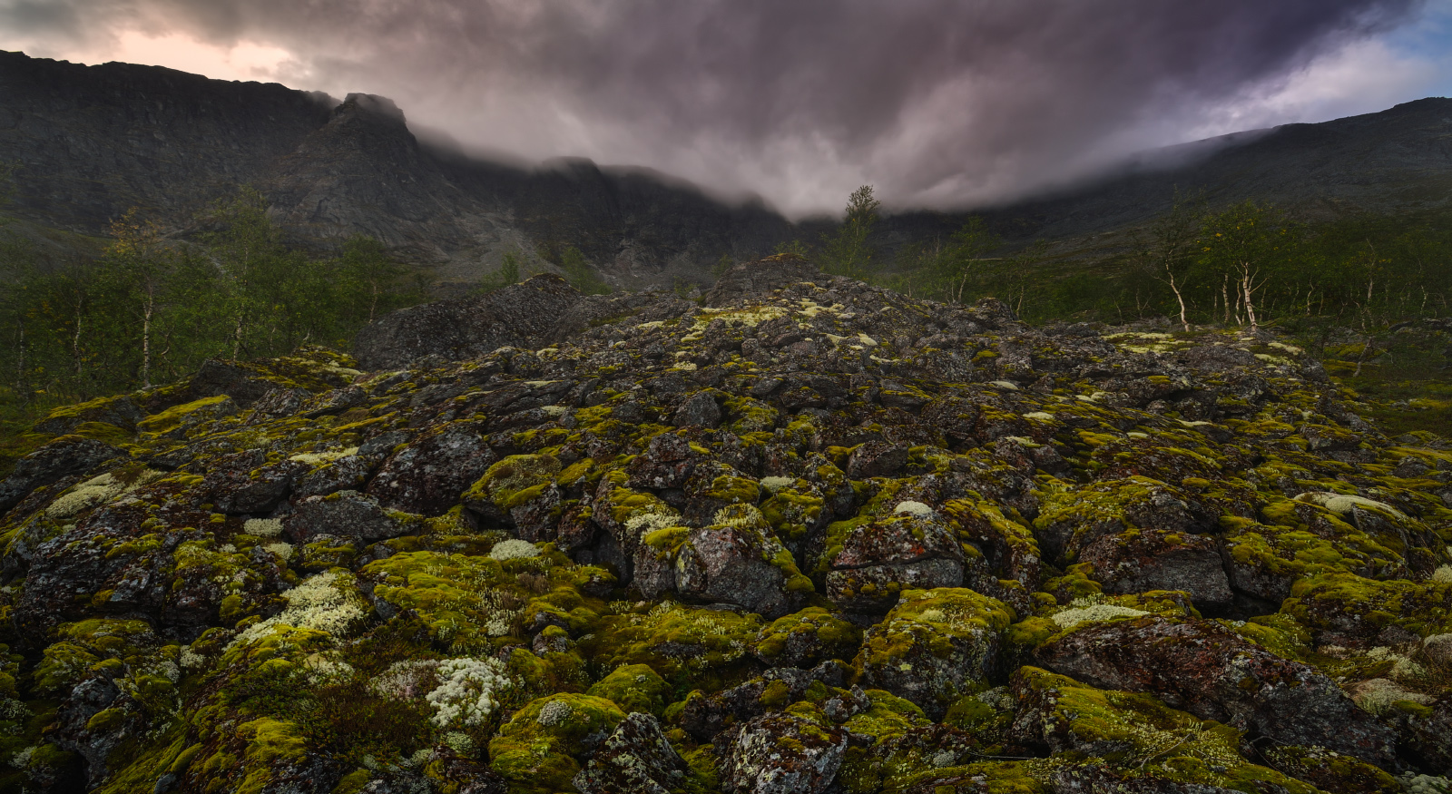 К вершинам облачным по кручам каменным...