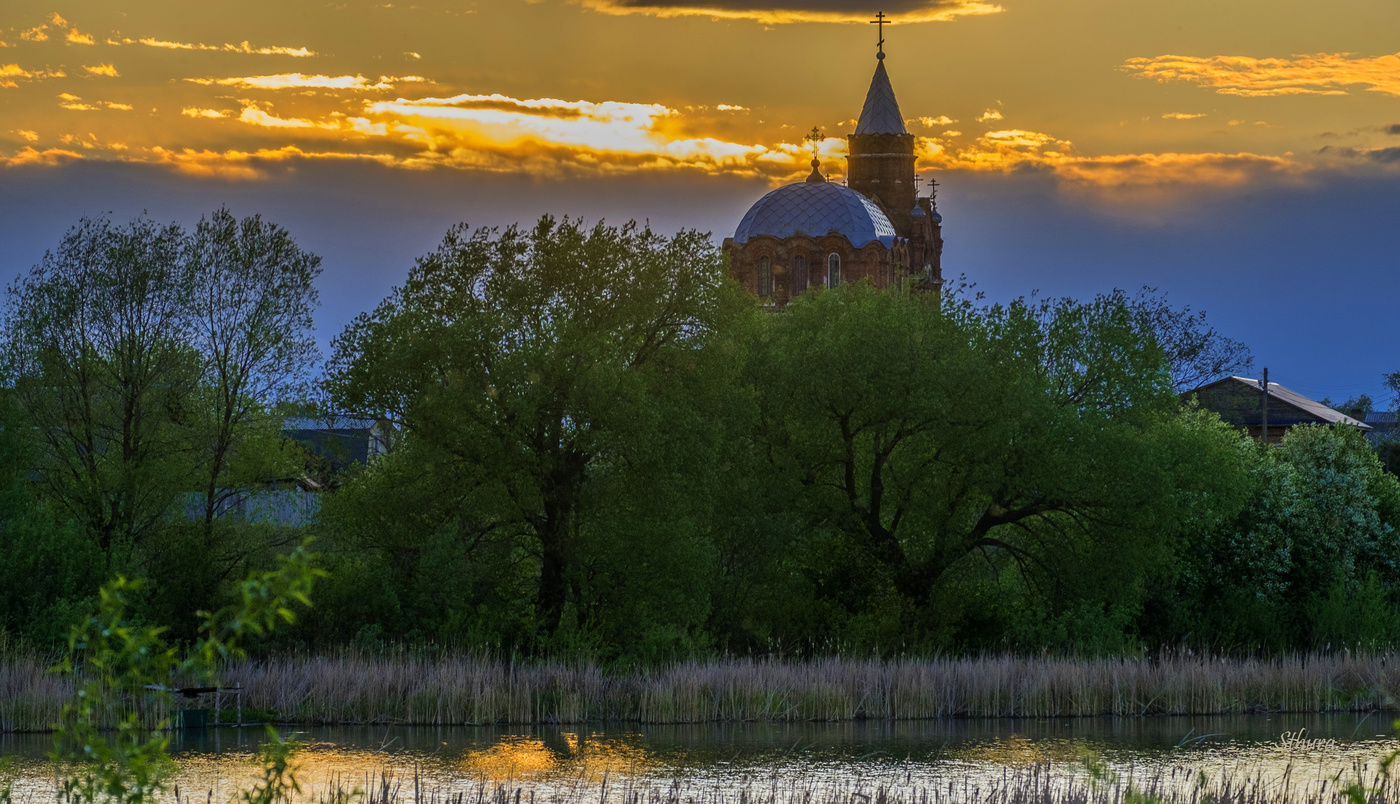 Солнце село в тучу.