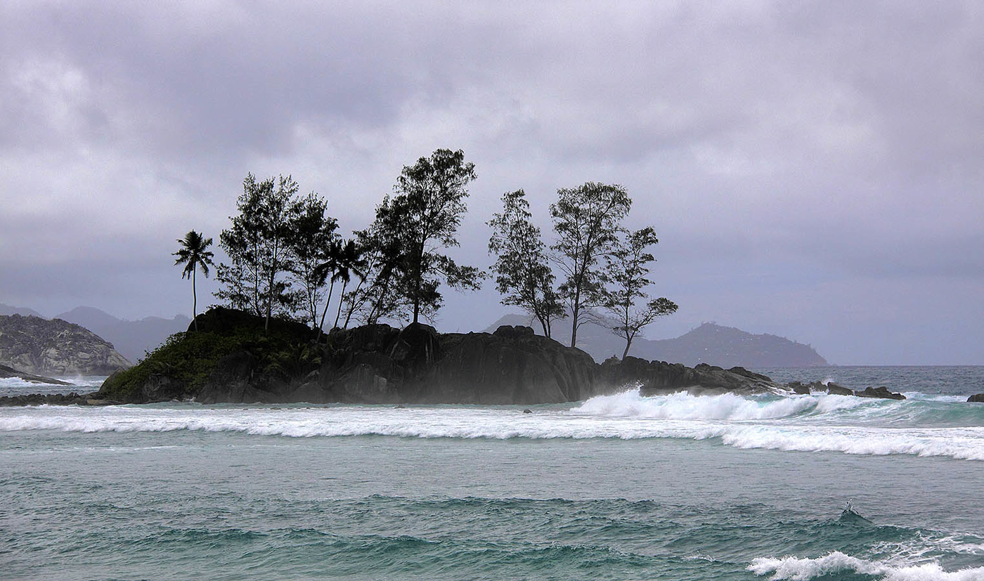 "А волны и бьются, и .."