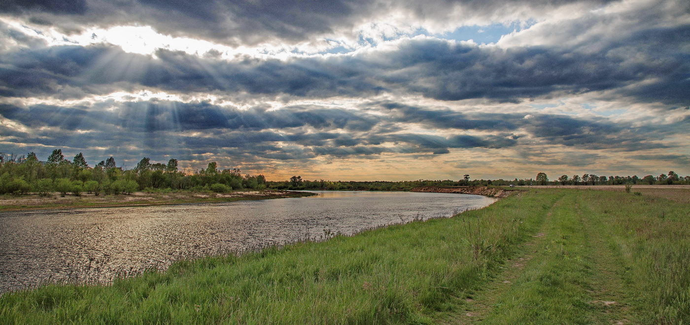 По небу солнце разливало краски....