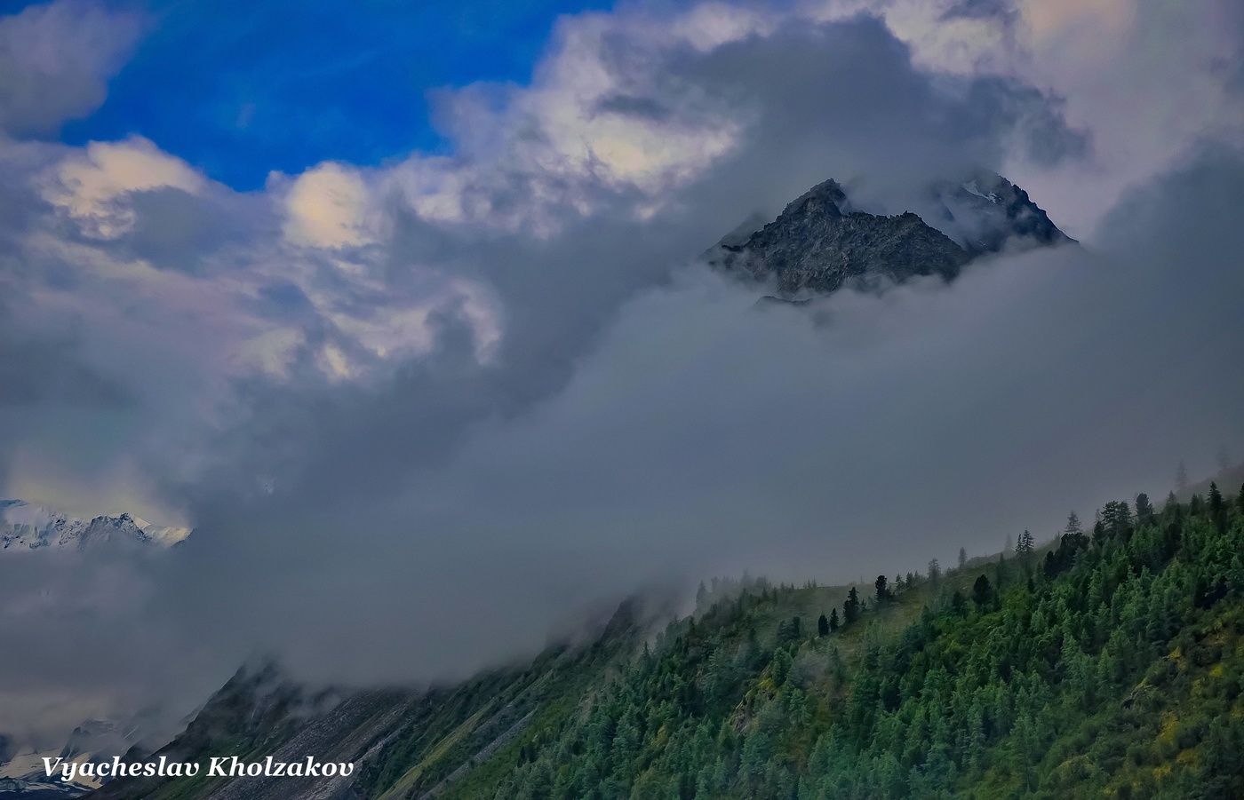 Раннее утро в горах Алтая
