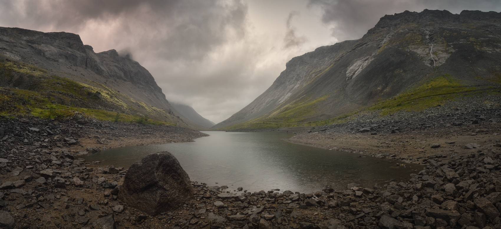 Горное озеро в дождливом ущелье