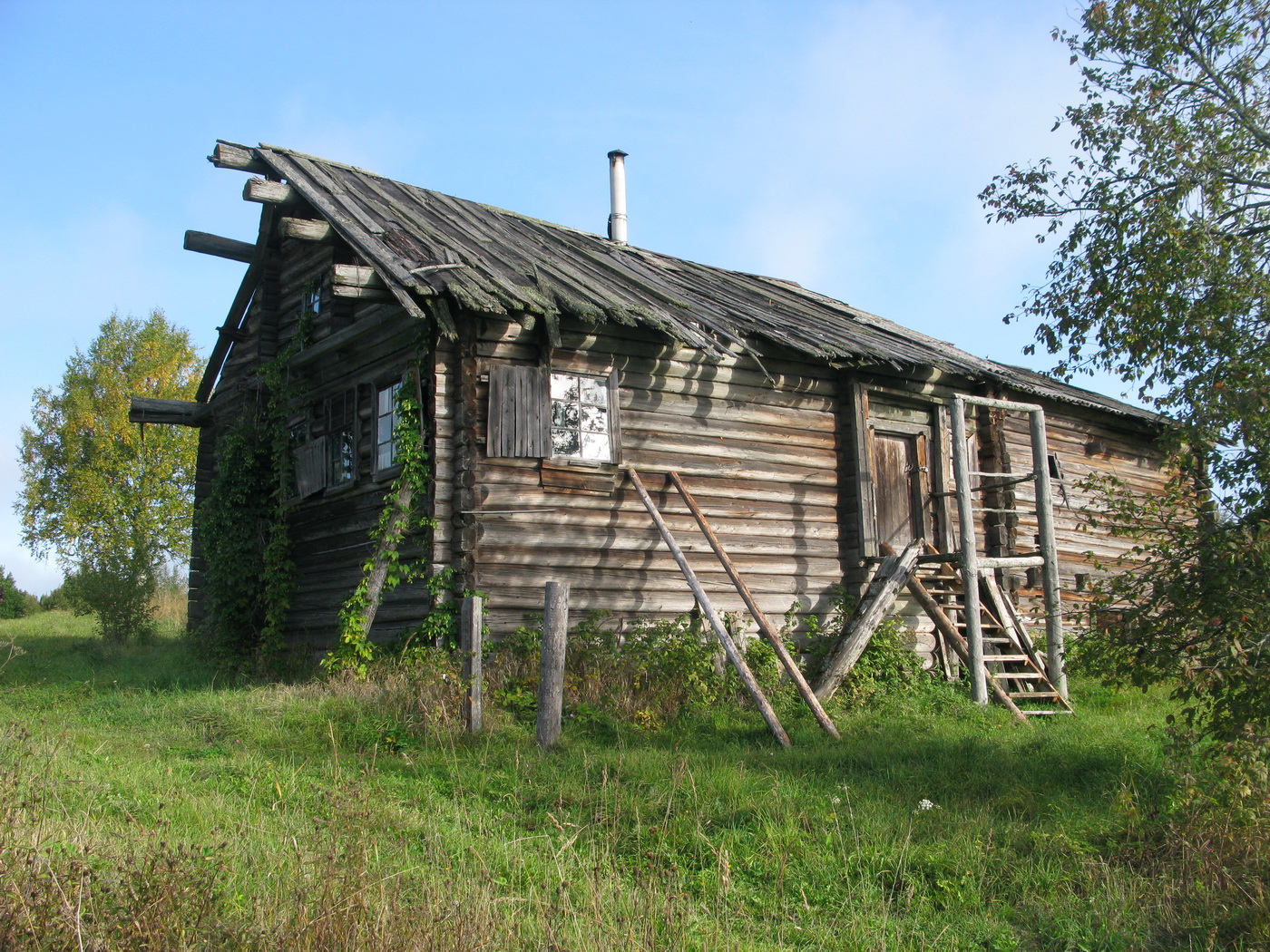 В заброшенной деревне.