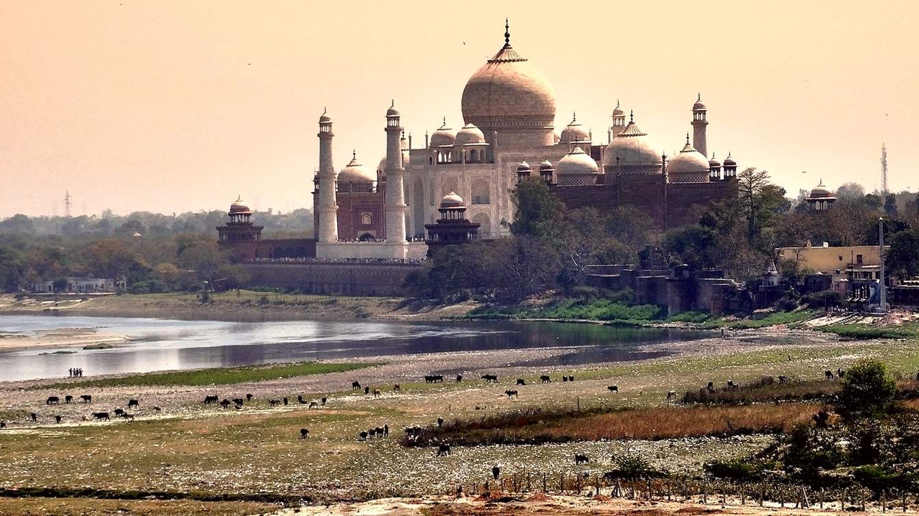 Вид из крепости Агра на Тадж-Махал