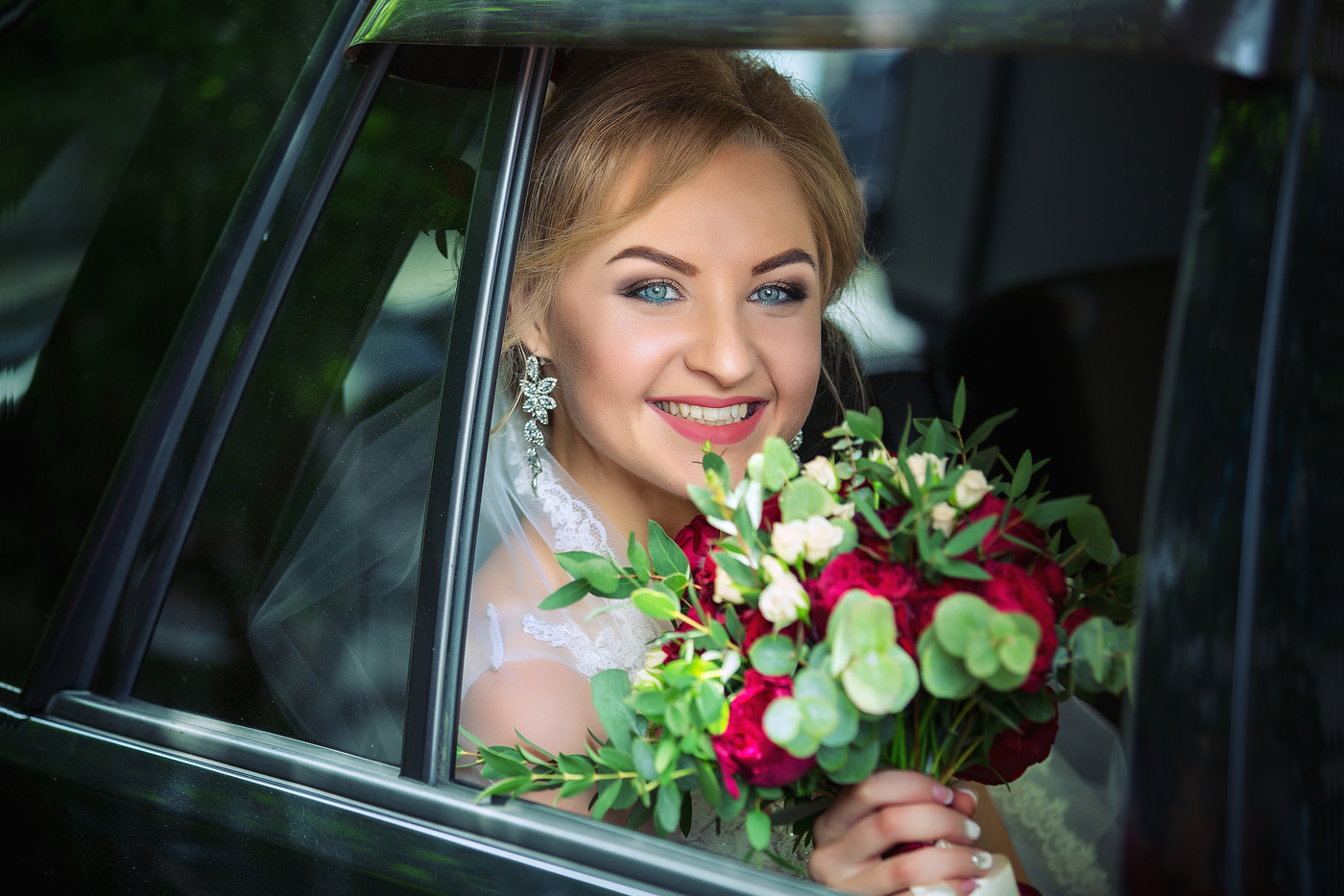 "" Счастливая невеста,глаза как бирюза, Сияют солнцем,счастьем,сбылась её мечта! ""...