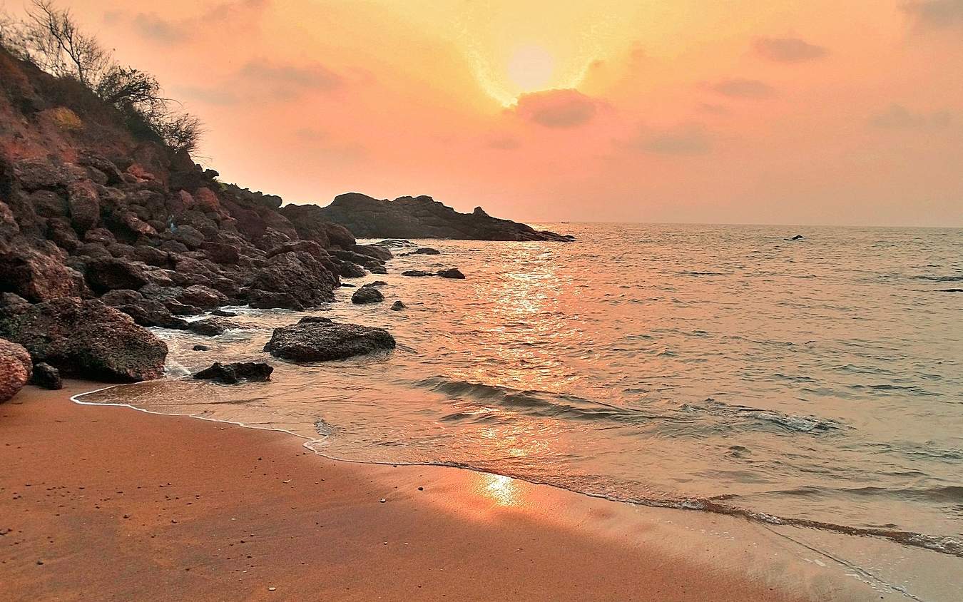 Вечерняя заря на берегу моря