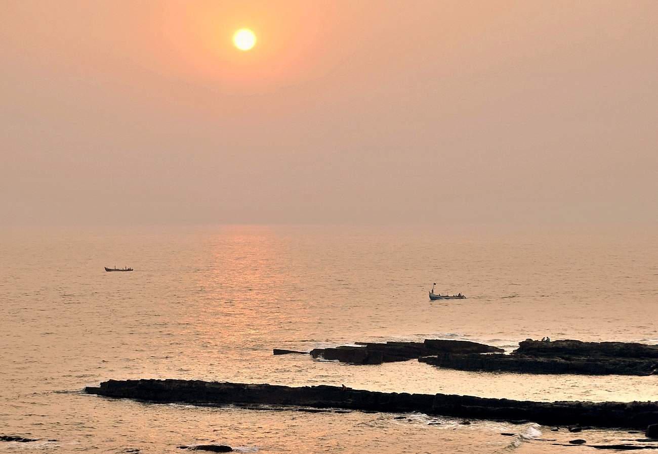 Жаркое вечернее солнце на море