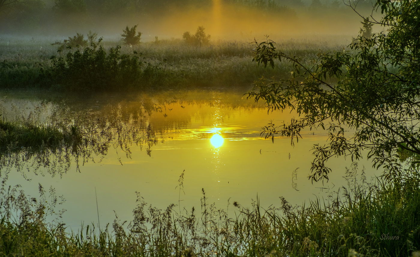 Солнце купается.