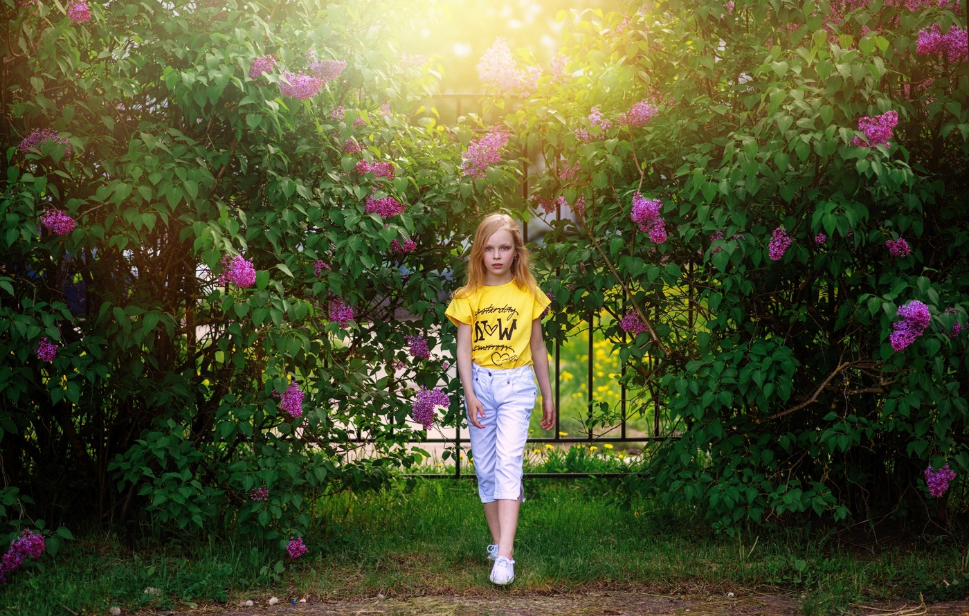 Полина в саду сирени