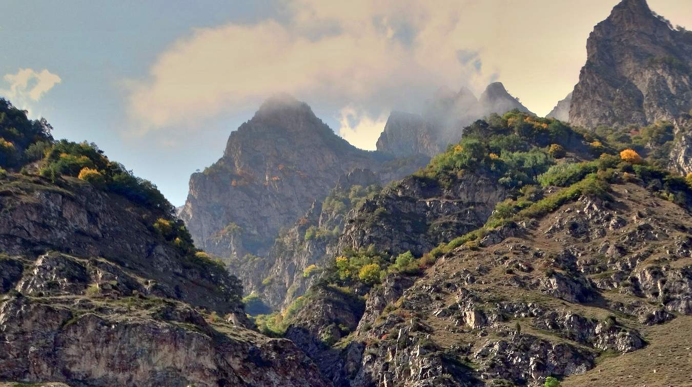 Горные вершины в облаках