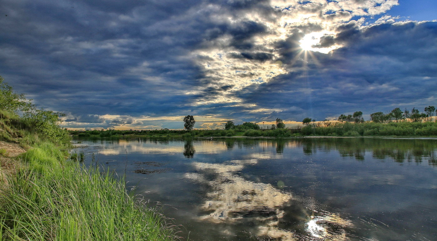 Сияет солнце,воды блещут...