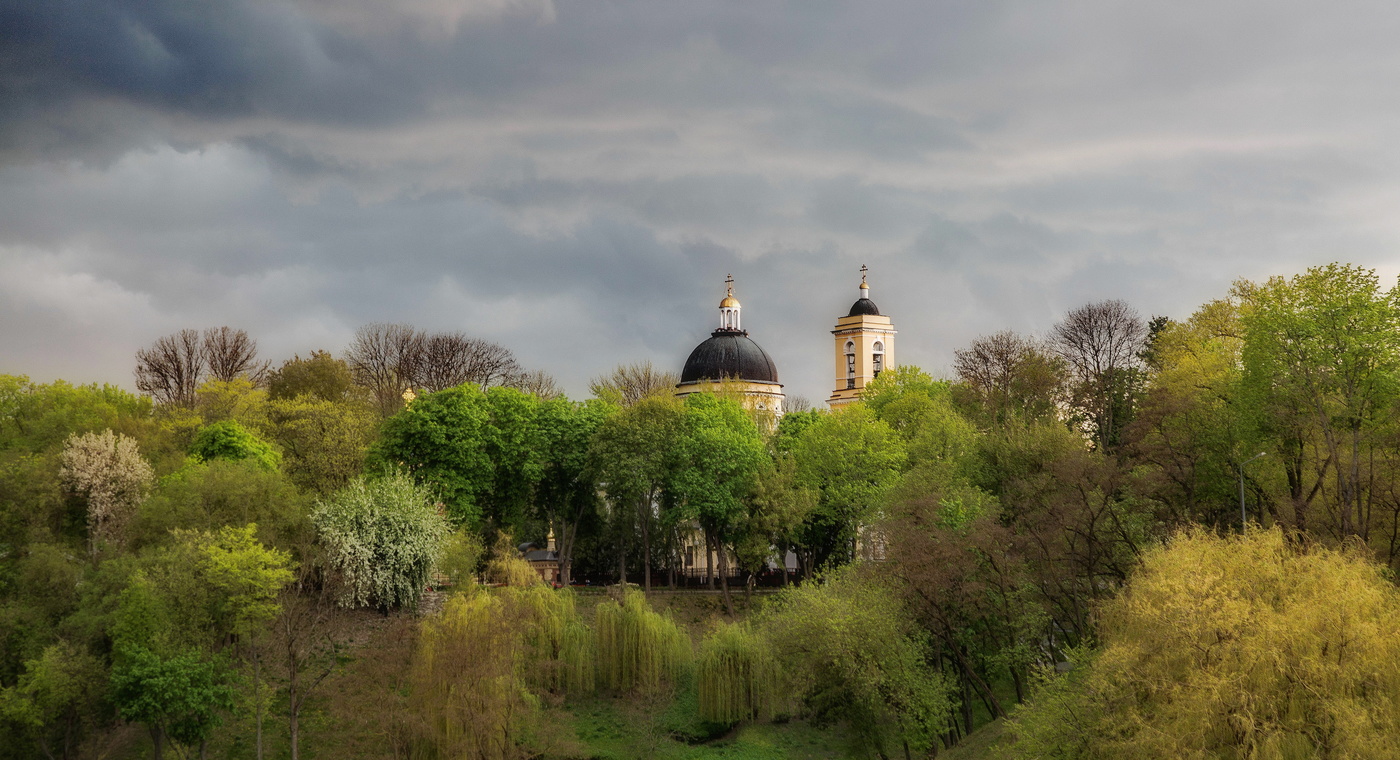 Гремят раскаты молодые...
