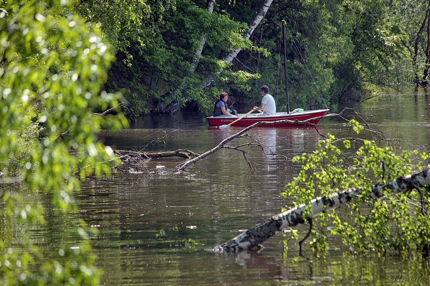 плыла,качалась лодочка
