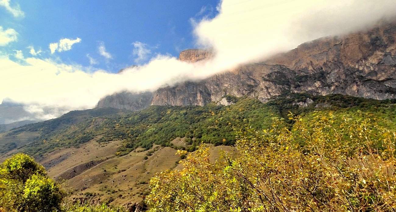 Облака сползают со скал